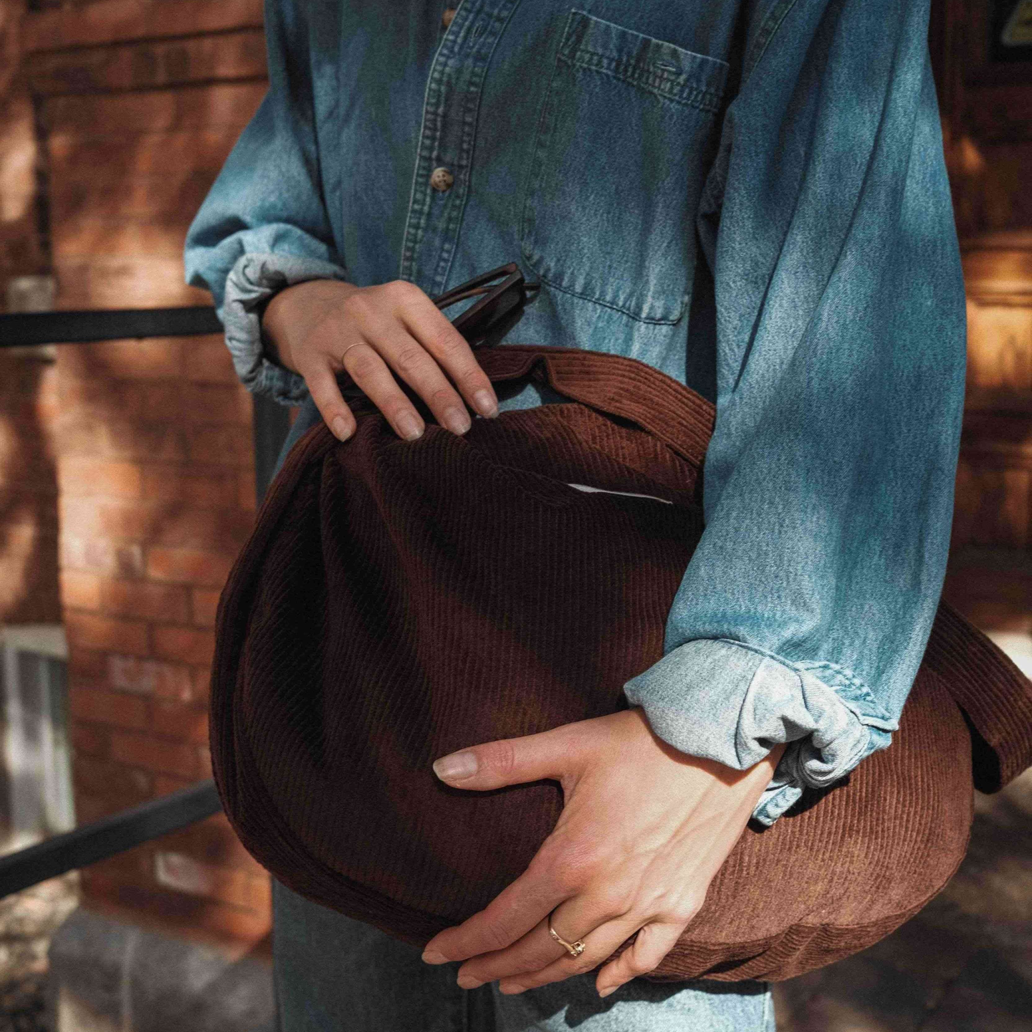 Sac croissant en corduroy | Bandoulière ajustable