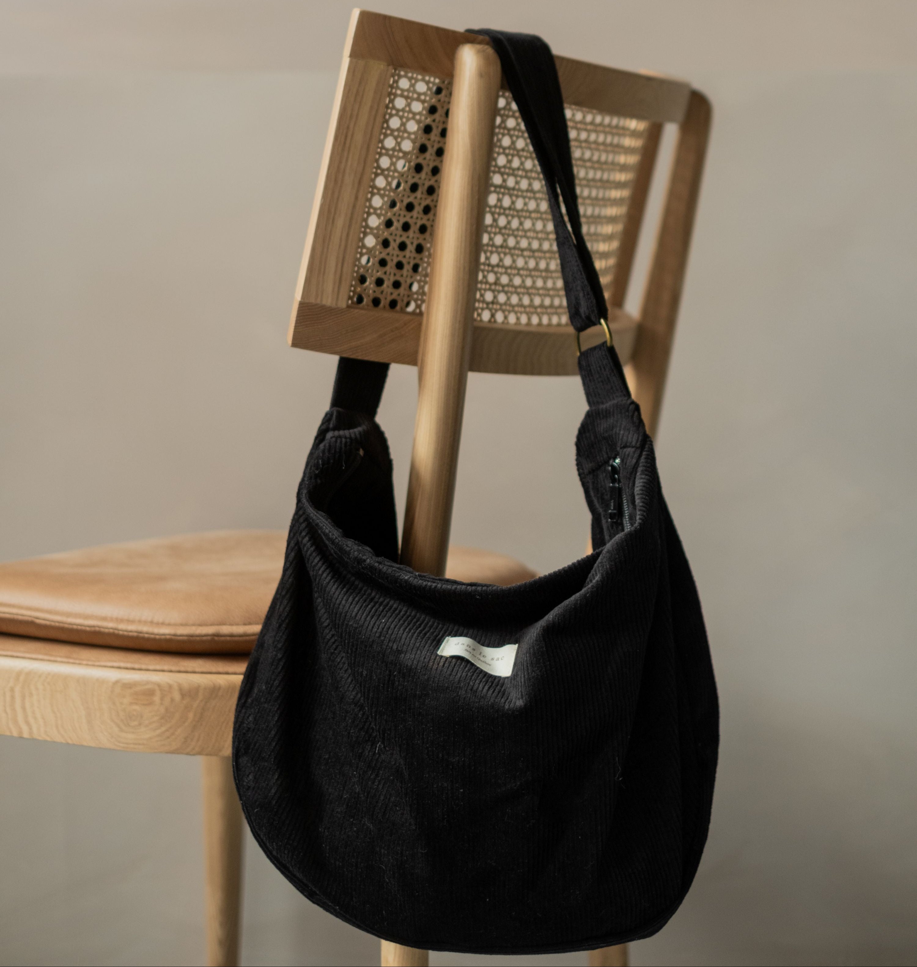 Sac croissant en corduroy | Bandoulière ajustable